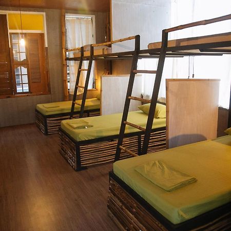 The Flying Fish Hostel Dumaguete City Room photo