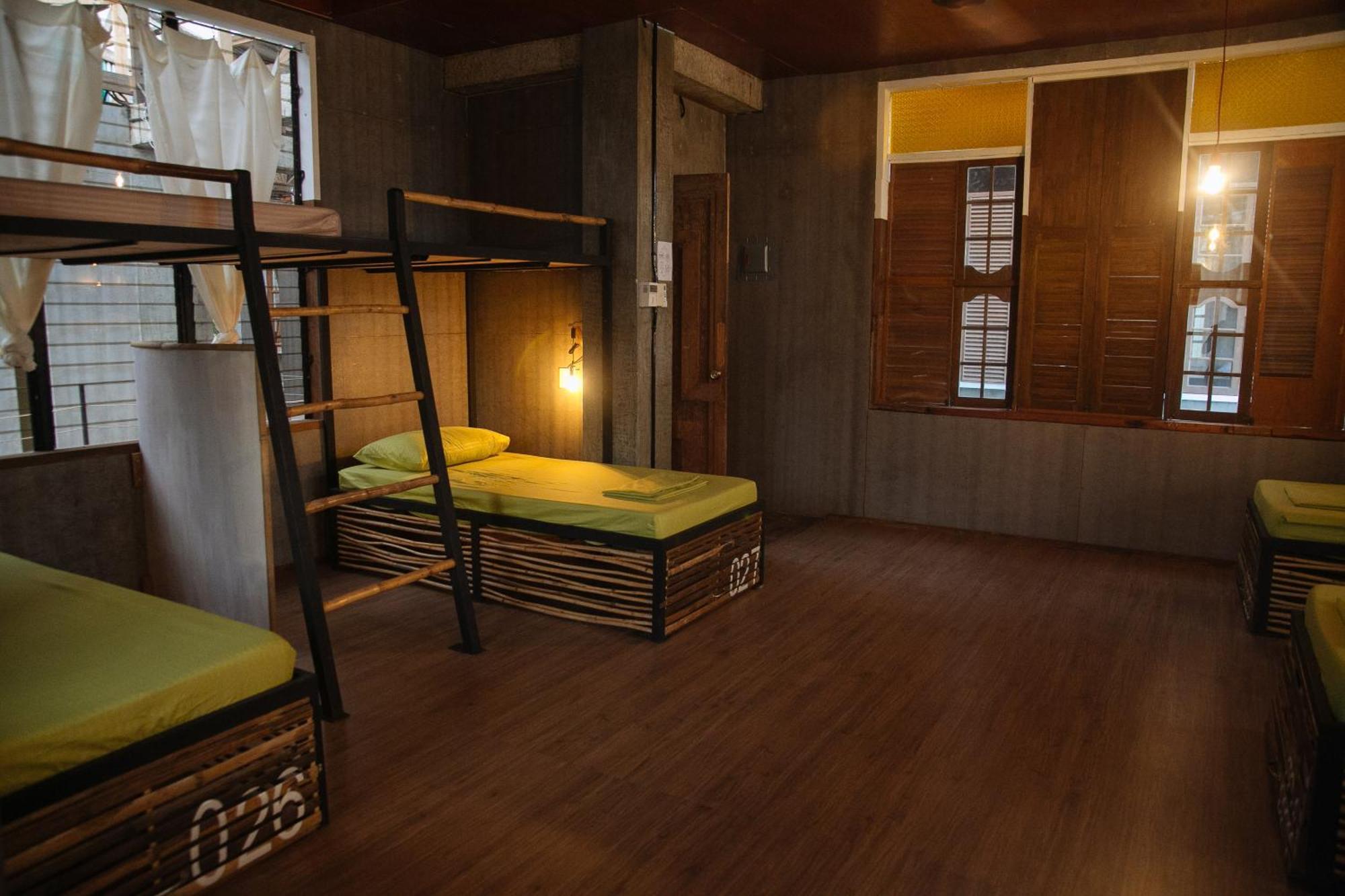 The Flying Fish Hostel Dumaguete City Room photo