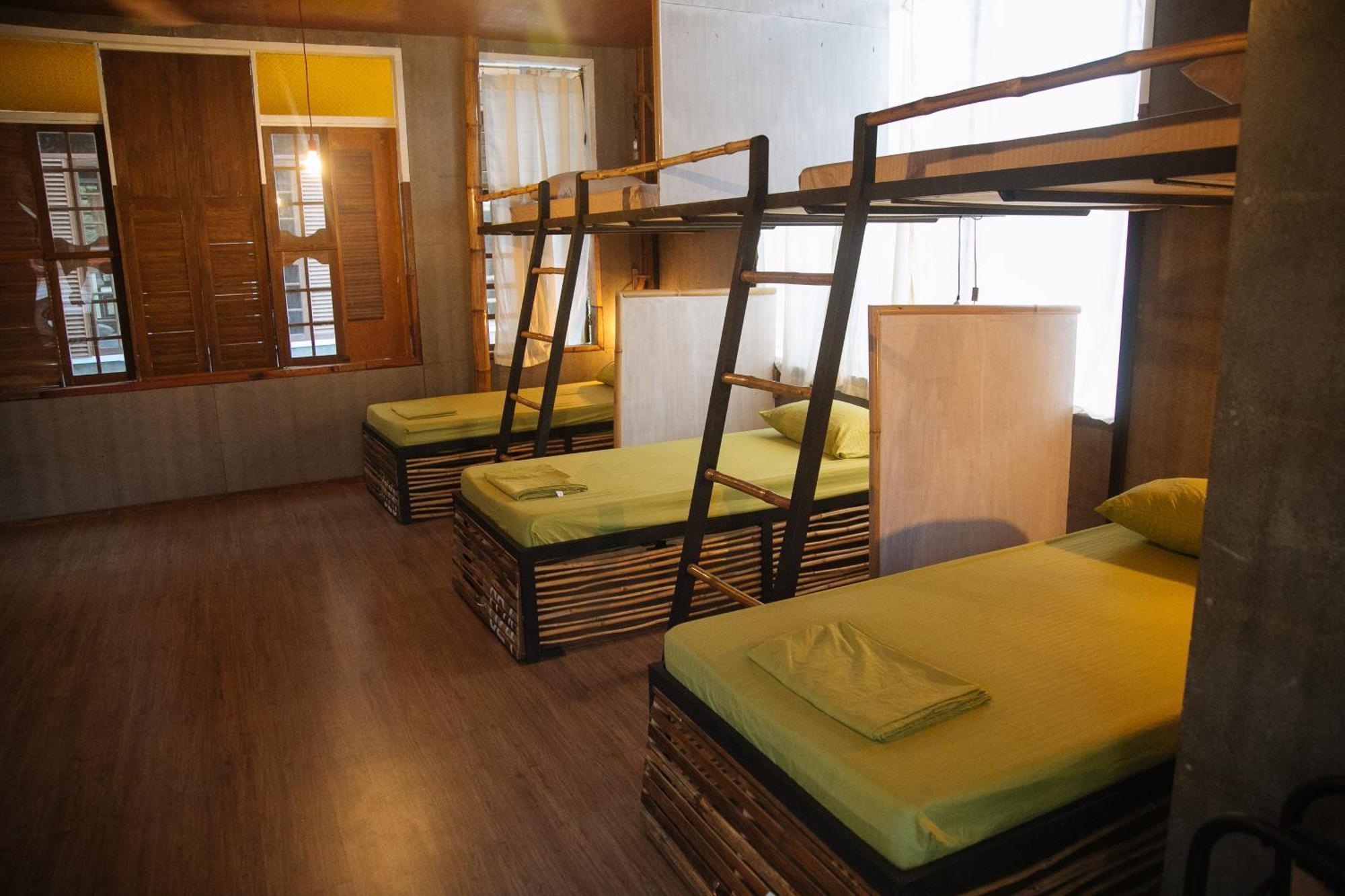 The Flying Fish Hostel Dumaguete City Room photo