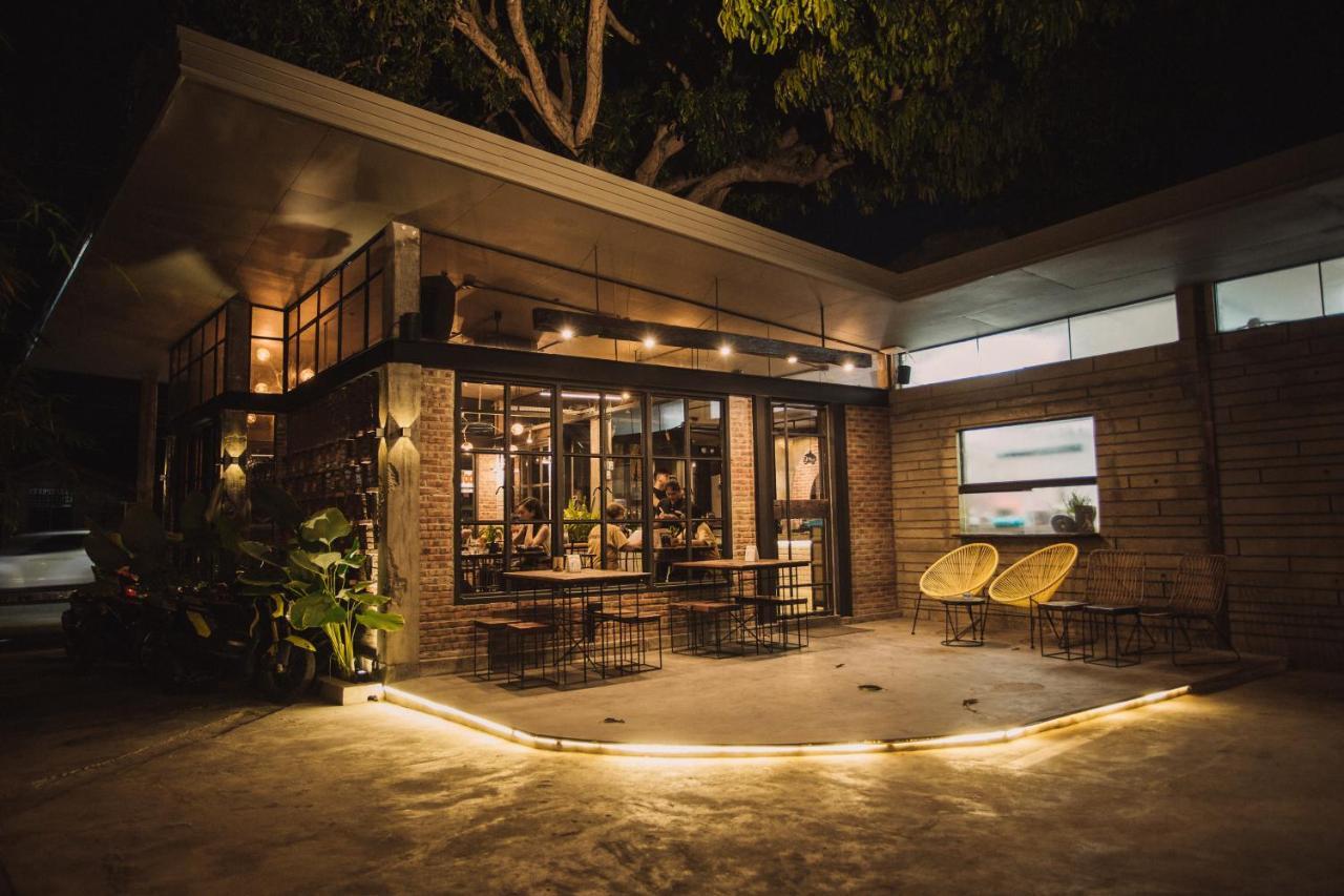 The Flying Fish Hostel Dumaguete City Exterior photo