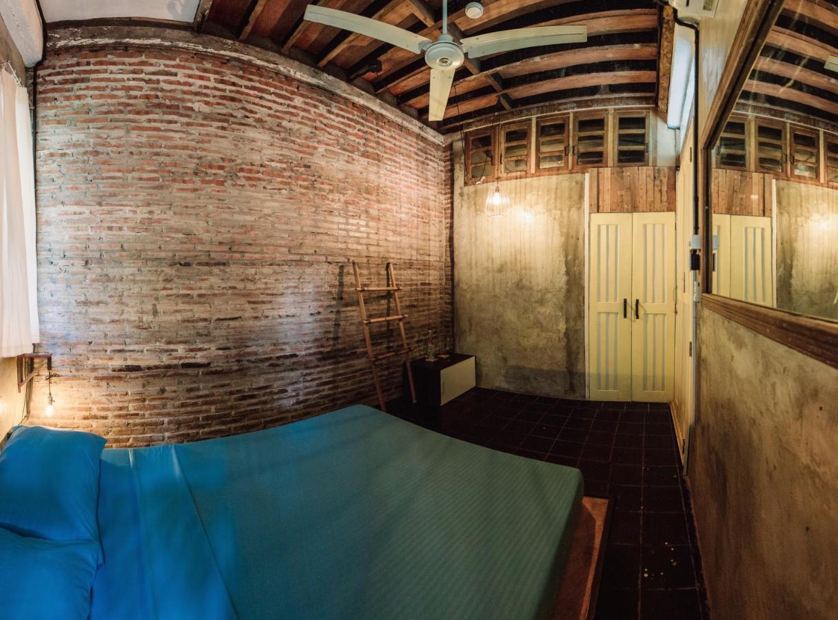 The Flying Fish Hostel Dumaguete City Exterior photo